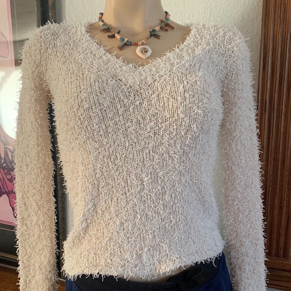 🐚BCB Generation shaggy women’s white short V neck sweater - Picture 1 of 4